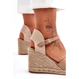 Sandalias con cuña de ante en beige 3
