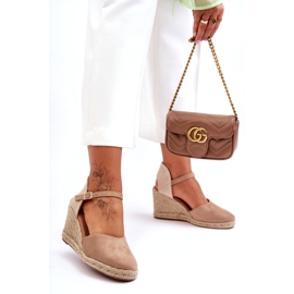 Sandalias con cuña de ante en beige 6