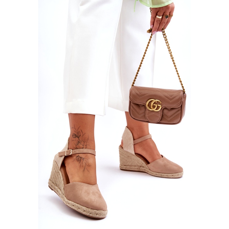 Sandalias con cuña de ante en beige 6