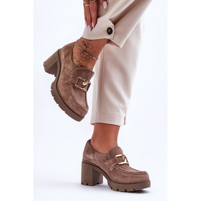 Lemar Zapatos elegantes Harmell beige oscuro en un pilar con un adorno dorado 1