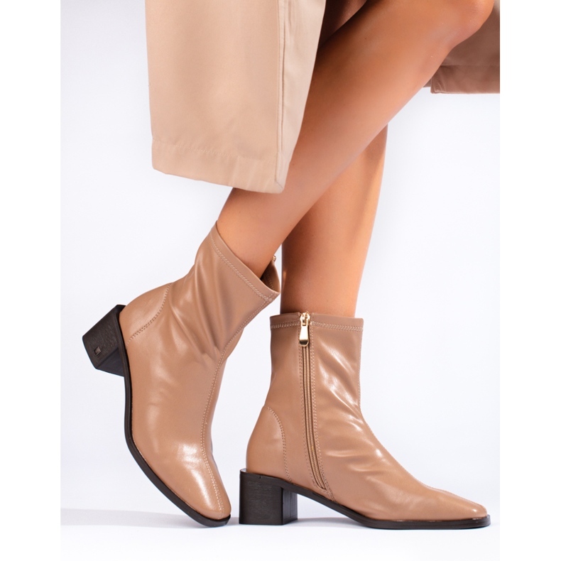 Botas de mujer entalladas fabricadas en piel ecológica Vinceza beige 1
