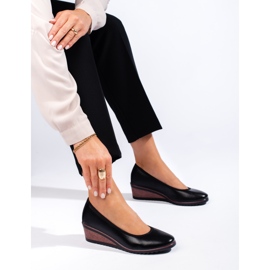Elegantes zapatos negros con cuña de Potocki 1