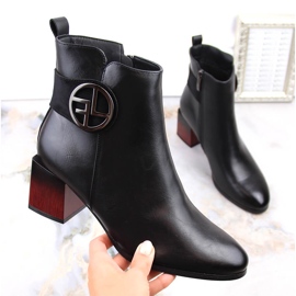 Botas de mujer en un poste decorativo negro Potocki SZ12227 1