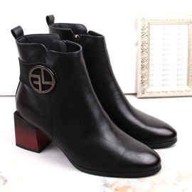 Botas de mujer en un poste decorativo negro Potocki SZ12227 2