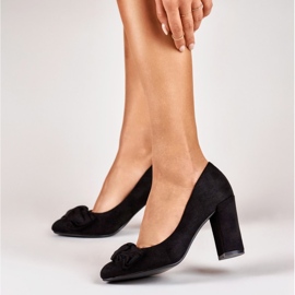 Zapatos de tacón de ante con adorno negro 7