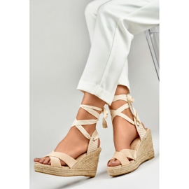 Sandalias de mujer beige en la plataforma. 1
