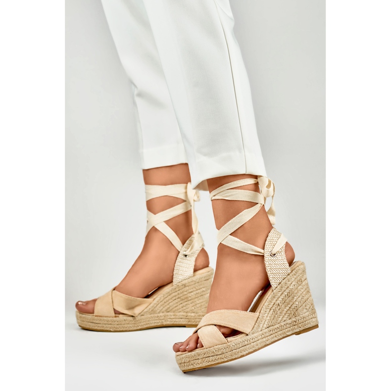 Sandalias de mujer beige en la plataforma. 2