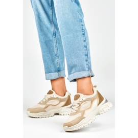 Zapatillas beige de mujer con suela blanca. 4
