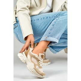 Zapatillas beige de mujer con suela blanca. 1