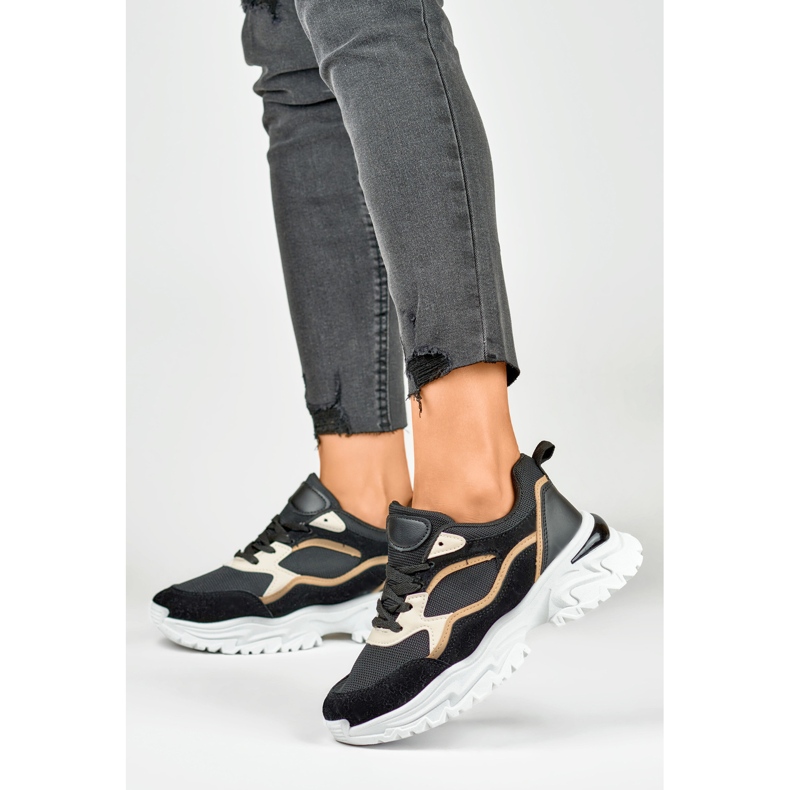 Zapatillas negras de mujer con suela blanca. negro 2