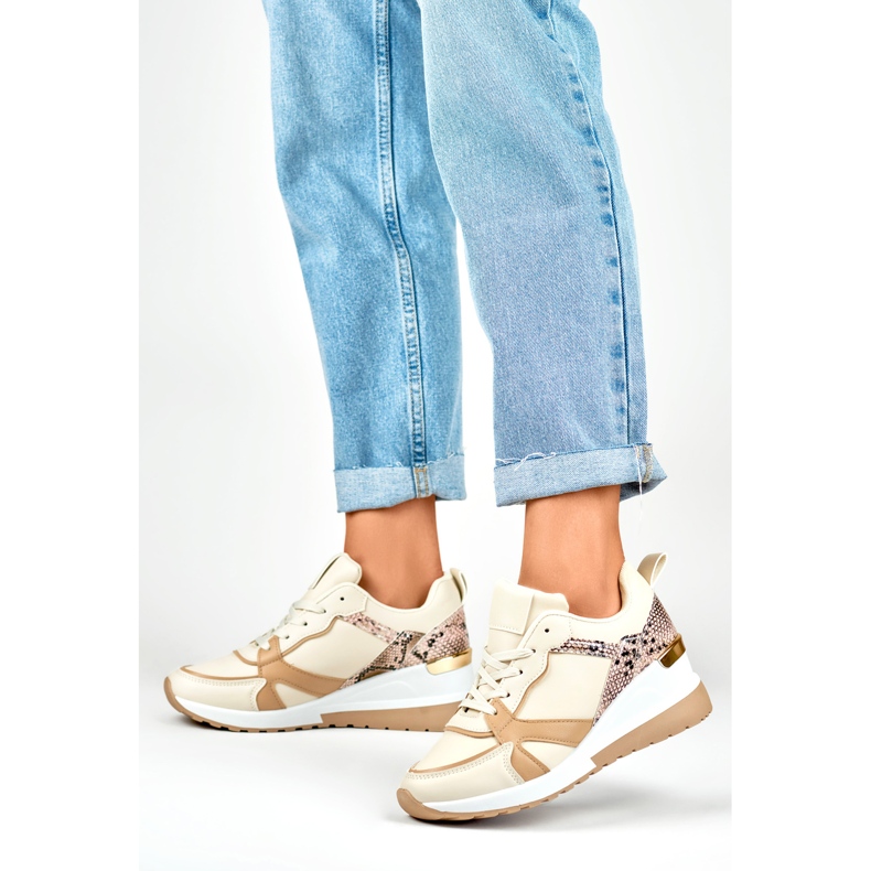 Zapatos beige de mujer con cordones y cuña baja 2