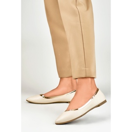 Bailarinas de mujer beige con detalle dorado 2