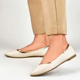 Bailarinas de mujer beige con detalle dorado 6