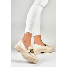 Mocasín beige con hebilla dorada 5