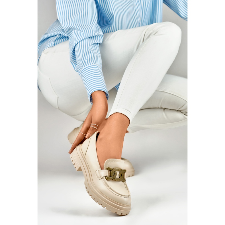 Mocasín beige con hebilla dorada 1
