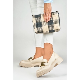 Mocasín beige con hebilla dorada 4