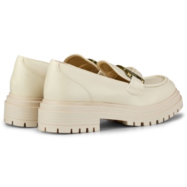 Mocasín beige con hebilla dorada 2