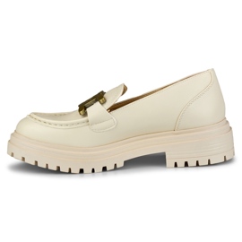 Mocasín beige con hebilla dorada 3