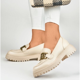 Mocasín beige con hebilla dorada 6