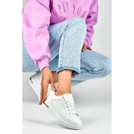 Zapatos deportivos de mujer blancos clásicos. 4