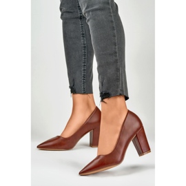 Bombas burdeos en un tacón cómodo. rojo 2