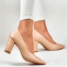 Zapatos de tacón beige con un tacón cómodo. 6