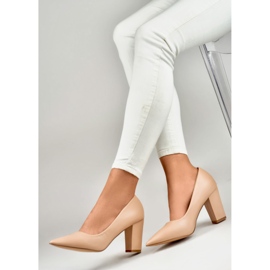 Zapatos de tacón beige con un tacón cómodo. 4