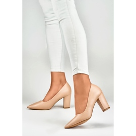 Zapatos de tacón beige con un tacón cómodo. 5