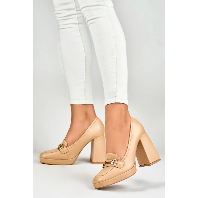 Mocasines beige con un tacón alto y cómodo. 2 Mocasines beige con un tacón alto y cómodo. 2