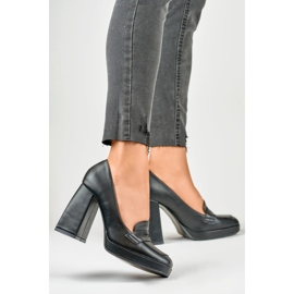 Mocasines de moda en un poste alto y ancho. negro 2