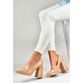 Mocasines de moda en un poste alto y ancho. beige 5