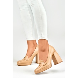 Mocasines de moda en un poste alto y ancho. beige 1