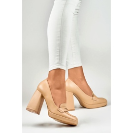 Mocasines de moda en un poste alto y ancho. beige 2
