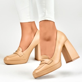 Mocasines de moda en un poste alto y ancho. beige 6