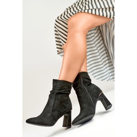 Botas negras de señora en un puesto decorado negro 3