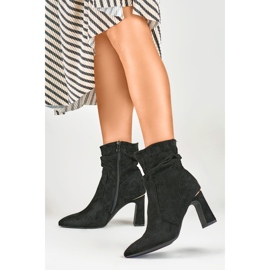 Botas negras de señora en un puesto decorado negro 4