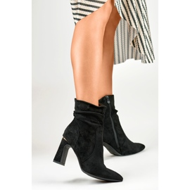 Botas negras de señora en un puesto decorado negro 5