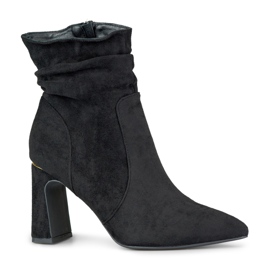 Botas negras de señora en un puesto decorado negro 6