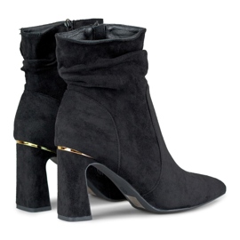 Botas negras de señora en un puesto decorado negro 7