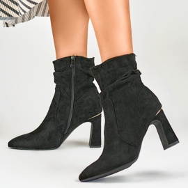 Botas negras de señora en un puesto decorado negro 8