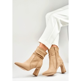 Botas beige de mujer en un puesto decorado 4
