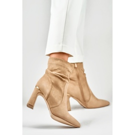 Botas beige de mujer en un puesto decorado 3