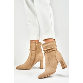 Botas beige de mujer en un puesto decorado 2