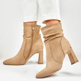 Botas beige de mujer en un puesto decorado 6
