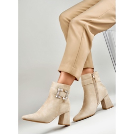 Botas de mujer beige con hebilla decorativa 5