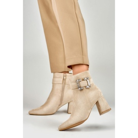 Botas de mujer beige con hebilla decorativa 3