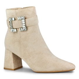 Botas de mujer beige con hebilla decorativa 1 Botas de mujer beige con hebilla decorativa 1