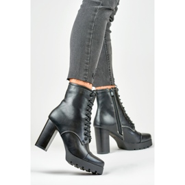Botas de mujer con cordones en un tacón alto. negro 3