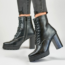 Botas de mujer con cordones en un tacón alto. negro 6