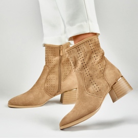 Botas caladas beige de mujer con tacón bajo 7